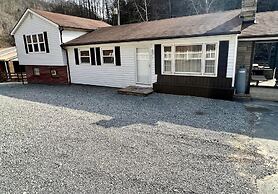 Ellis House Trail Lodging Sleeps 16