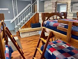 Ellis House Trail Lodging Sleeps 16