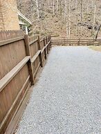 Ellis House Trail Lodging Sleeps 16