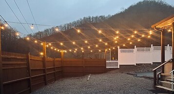 Ellis House Trail Lodging Sleeps 16