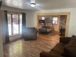 Trail House In Gilbert Sleeps 12