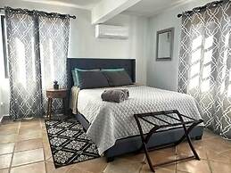 4 BR Kikita Beach Villa Oceanfront w Pool