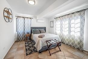 4 BR Kikita Beach Villa Oceanfront w Pool