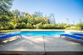 Pool Oasis w King Bed Firepit
