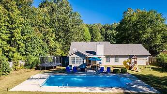 Pool Oasis w King Bed Firepit