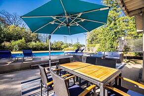 Pool Oasis w King Bed Firepit