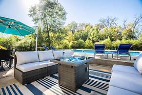 Pool Oasis w King Bed Firepit