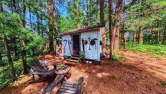 Stabbin Cabin 2 on Grant Island-hottub Boat Pets
