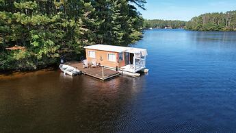 The Stabbin Cabin Grant Island w Boat Hottub Pet