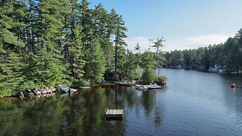 The Stabbin Cabin Grant Island w Boat Hottub Pet