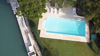 Perfect Seaside Villa Large Pool Boat Dock