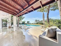 Perfect Seaside Villa Large Pool Boat Dock