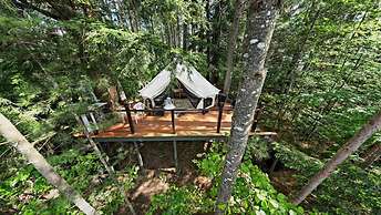 2 Romantic Island Cabins for 5 - Hot Tub Boat
