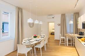 Colosseum Holidays - Three-bedroom Apartment