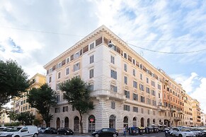 Colosseum Holidays - Three-bedroom Apartment