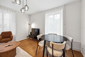 Modern 2 Bdr-flat top Location