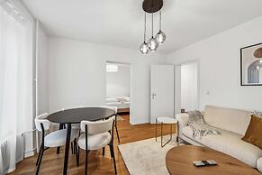 Modern 2 Bdr-flat top Location