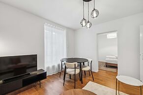 Modern 2 Bdr-flat top Location