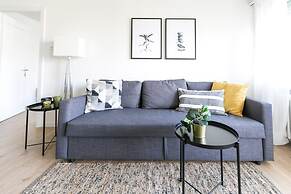 Modern Flat w Netflix Balcony top Location