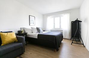 Modern Flat w Netflix Balcony top Location