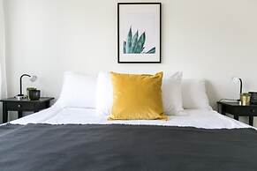 Modern Flat w Netflix Balcony top Location