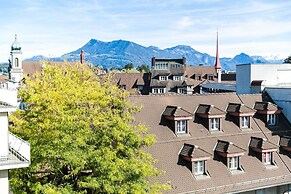Modern Flat w Netflix Balcony top Location