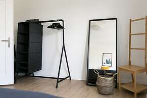 Modern Flat w Netflix Balcony top Location