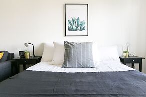 Modern Flat w Netflix Balcony top Location
