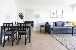 Modern Flat w Netflix Balcony top Location