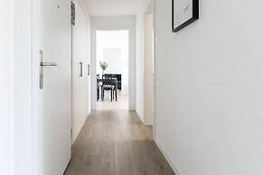 Modern Flat w Netflix Balcony top Location