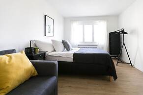 Modern Flat w Netflix Balcony top Location