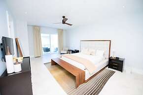 4 Bedroom Cable Beach Condo With Balcony
