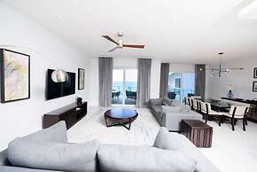 4 Bedroom Cable Beach Condo With Balcony