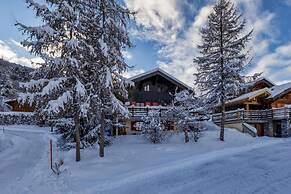 Chalet Les Jeunes - 8 Pax Swiss Ski Chalet