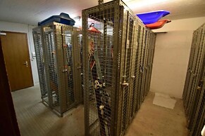 6 Person ski in out Apartment Great Views Garage