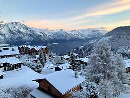 6 Person ski in out Apartment Great Views Garage