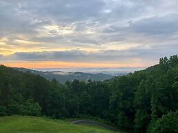 Blue Ridge Gateway Cabin With Mountain Views