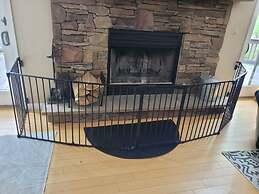 Lakefront Dock Hottub Pooltable Kayaks 75 TV