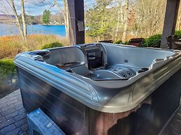 Lakefront Dock Hottub Pooltable Kayaks 75 TV