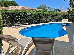 Villa con Piscina en Club de Golf
