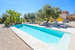 Casa Farlisa Ancient Baglio With Pool and Jacuzzi