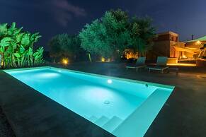 Casa Farlisa Ancient Baglio With Pool and Jacuzzi