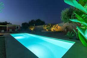 Casa Farlisa Ancient Baglio With Pool and Jacuzzi