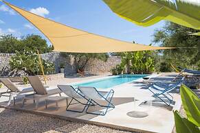Casa Farlisa Ancient Baglio With Pool and Jacuzzi