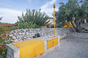 Casa Farlisa Ancient Baglio With Pool and Jacuzzi