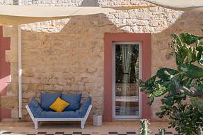 Casa Farlisa Ancient Baglio With Pool and Jacuzzi