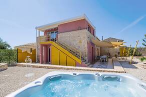 Casa Farlisa Ancient Baglio With Pool and Jacuzzi