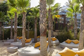 Stunning Seafront Apartment in Carvajal Beach