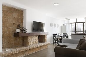 Prime Location Apartment With Seaviews