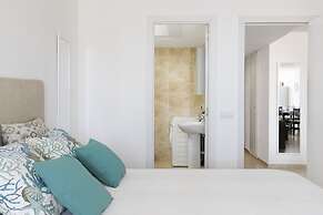 Prime Location Apartment With Seaviews